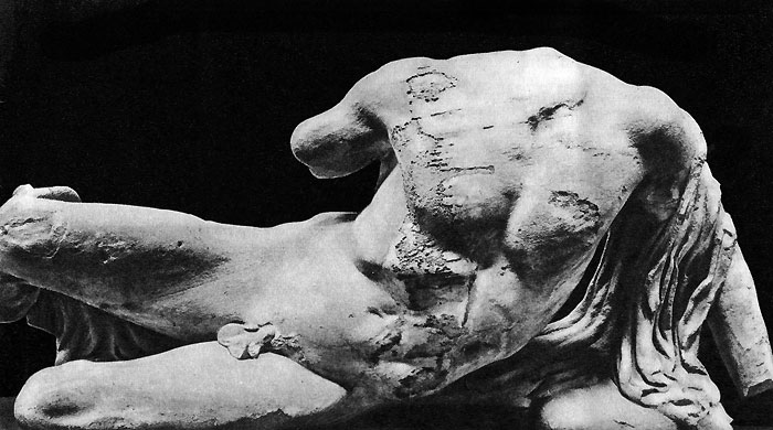 62. Западный фронтон Парфенона. Кефис II. V в. до н. э. Мрамор. Лондон. Британский музей.