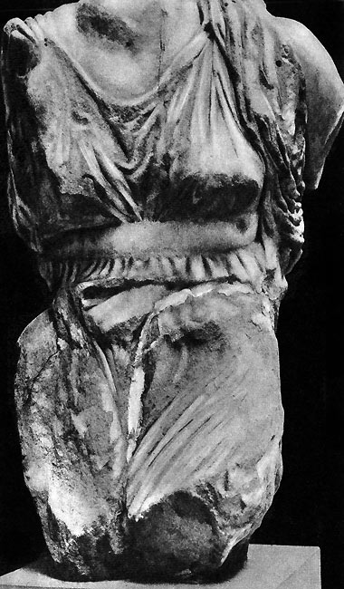 65. Западный фронтон Парфенона. Амфитрита. V в. до н. э. Мрамор. Лондон. Британский музей.