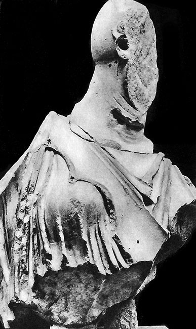 69. Западный фронтон Парфенона. Афина. V в. до н. э. Мрамор. Лондон. Британский музей.
