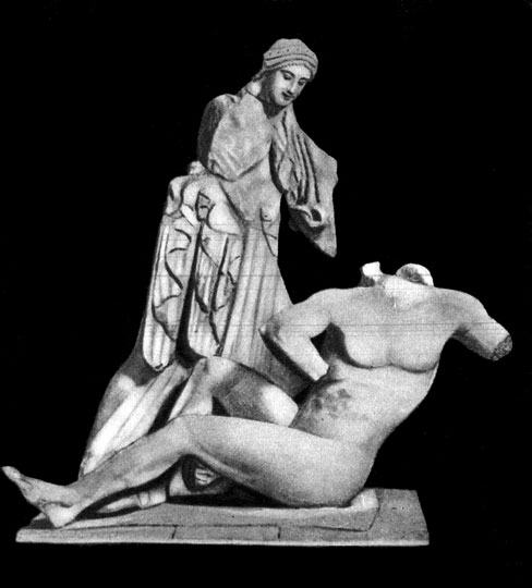 17. Афина и Энкелад. VI в. до н. э. Мрамор. Афины. Музей Акрополя.