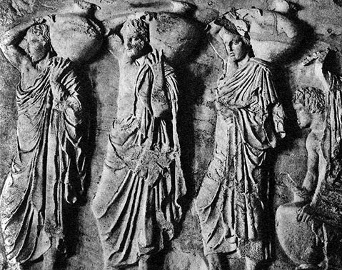 49. Плиты северной стороны фриза. Юноши с сосудами. V в. до н. э. Мрамор Афины. Музей Акрополя.