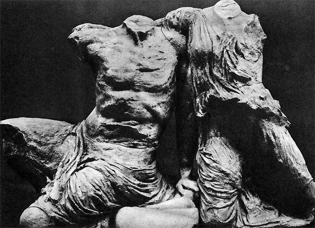 64. Западный фронтон Парфенона. Кекроп и дочь II. V в. до н. э. Мрамор. Афины. На Парфеноне.